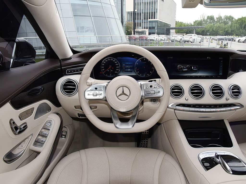 奔驰s级 2018款 s 450 4matic 轿跑版 瓷器黄色/咖啡棕色 中控方向盘