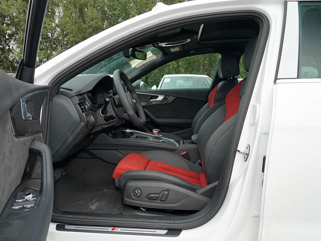 奥迪>奥迪a4l>2020款45tfsiquattro臻选动感型>黑色/岩浆红>车厢座椅>