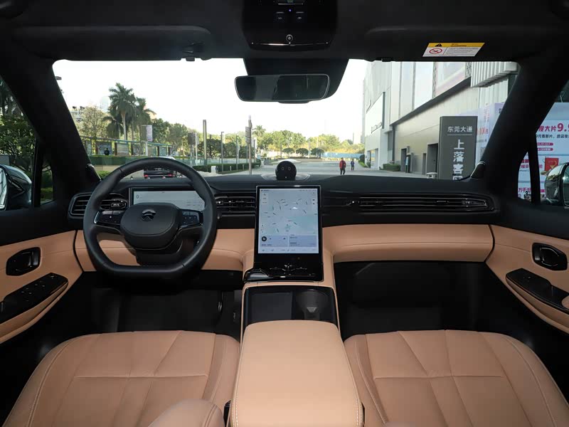 蔚来 蔚来es8 2020款 415km 签名版 七座版 黑色/都市棕 中控方向盘