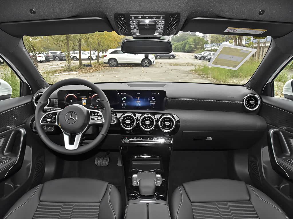 奔驰(进口) 奔驰a级(进口) 2021款 a 180 中控方向盘已经是最后一张