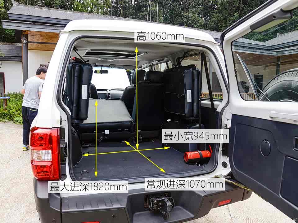 猎豹q6前两排的乘坐空间很不错,不论头部还是腿部都有足够的空间.