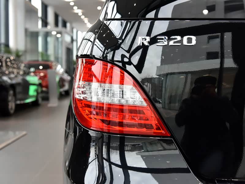 广州龙星行>奔驰(进口)>奔驰r级>2017款r3204matic商务型臻藏版>曜岩