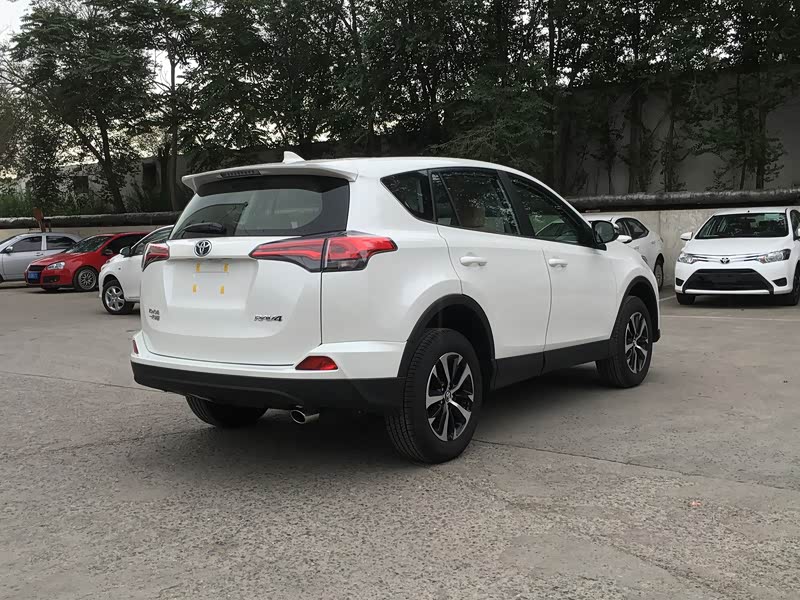 一汽丰田 rav4荣放 2016款 2.0l cvt两驱都市版 国v 珍珠白 车身外观