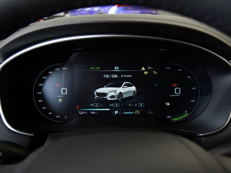 上汽集团 荣威i6 max新能源 2021款 ev 500天幕旗舰版 中控方向盘已经