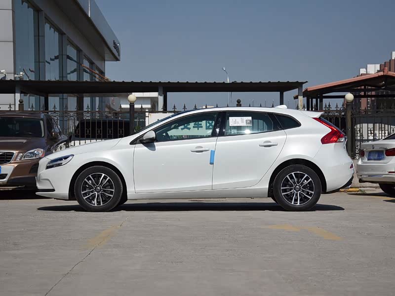 沃尔沃v40 2017款 t3 智逸版 水晶白 车身外观 分类: 外观颜色: 内饰