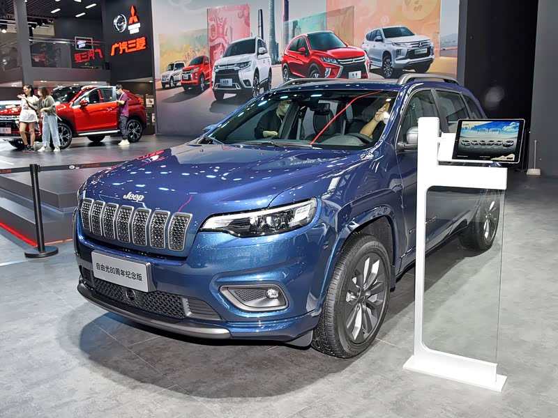 广汽菲克jeep 自由光 2021款 2.0t 四驱80周年纪念版
