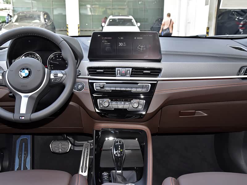 华晨宝马 宝马x2 2021款 改款 sdrive25i 锋芒版 中控方向盘已经是