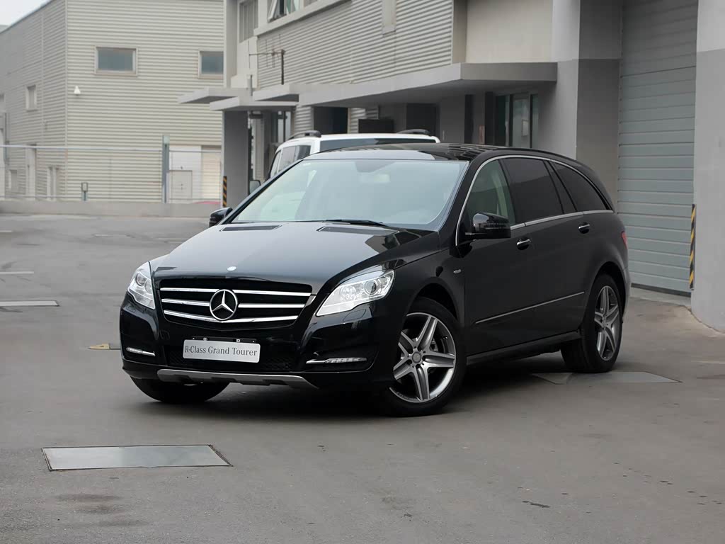奔驰(进口) 奔驰r级 2017款 r 400 4matic 臻藏版 曜岩黑 车身外观