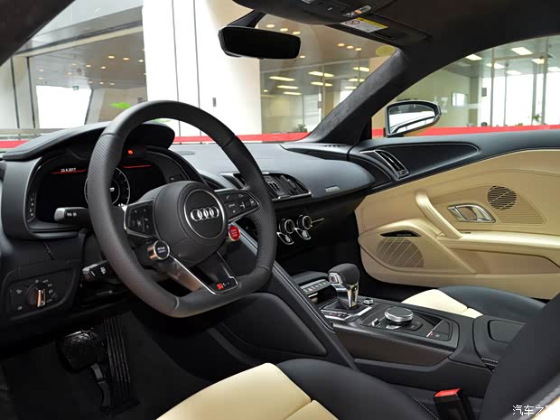 奥迪r8店内可试乘试驾 售价232.38万元起