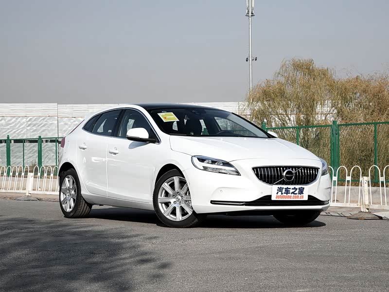 沃尔沃v40 2018款 t4 智雅版 水晶白 车身外观 分类: 外观颜色: 内饰