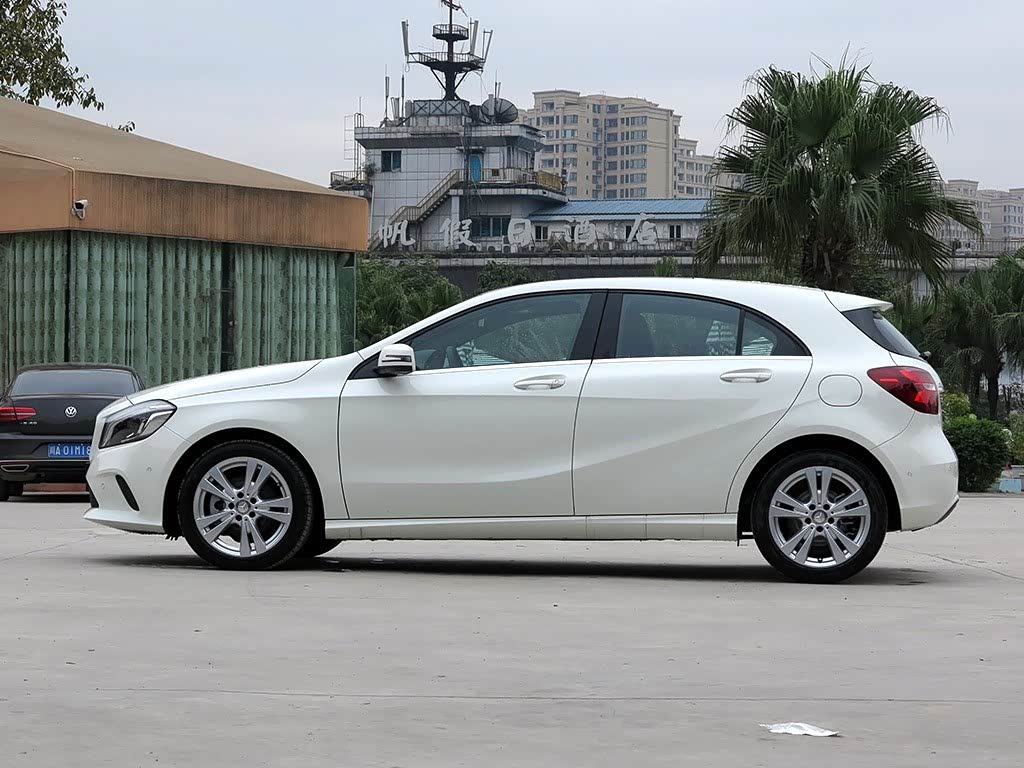 奔驰(进口) 奔驰a级(进口) 2017款 a 200 动感型 卷云白 车身外观