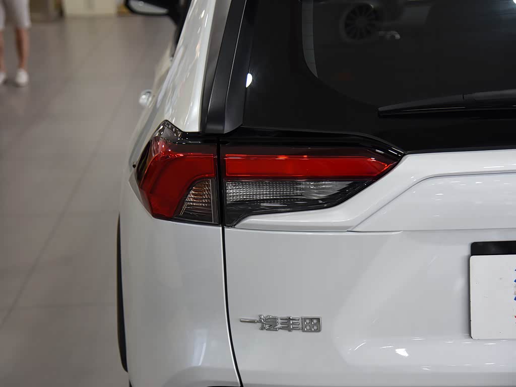 一汽丰田 rav4荣放双擎e  2021款 2.5l 两驱都市pro