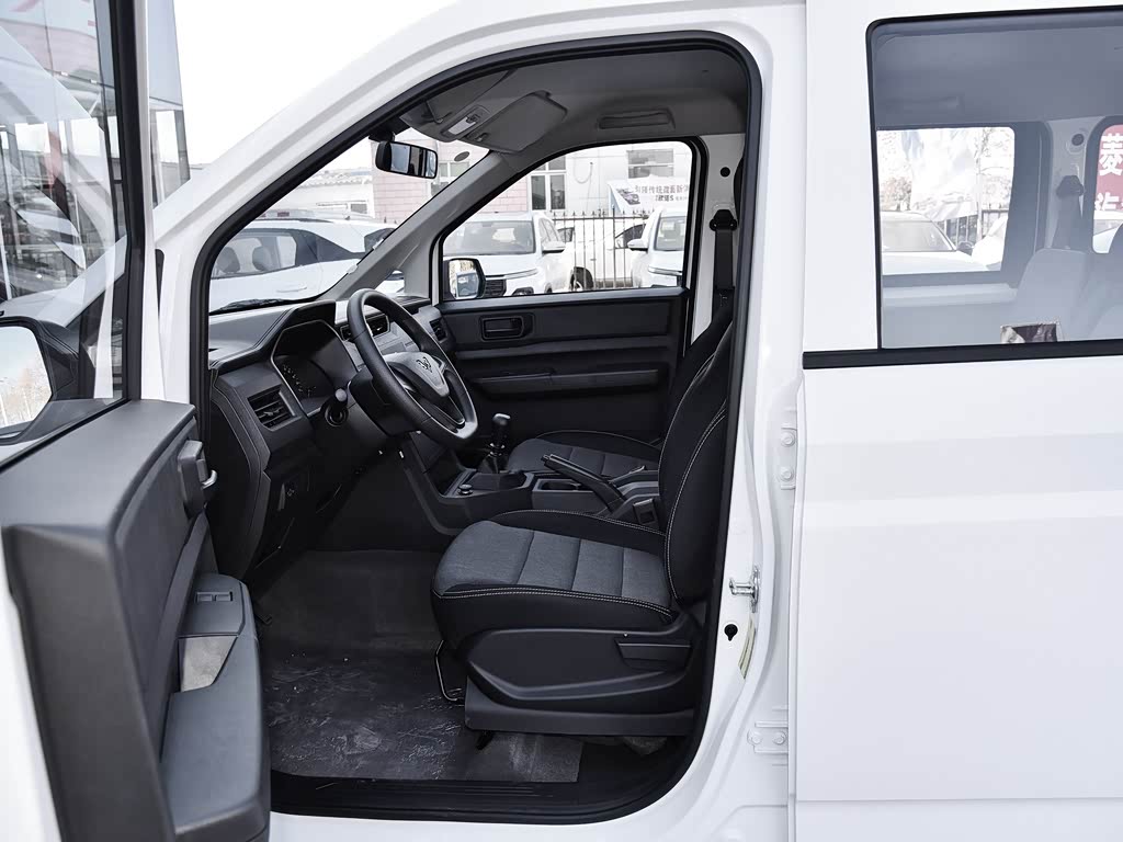 上汽通用五菱 五菱宏光plus 2019款 1.5t 手动标准型 5座