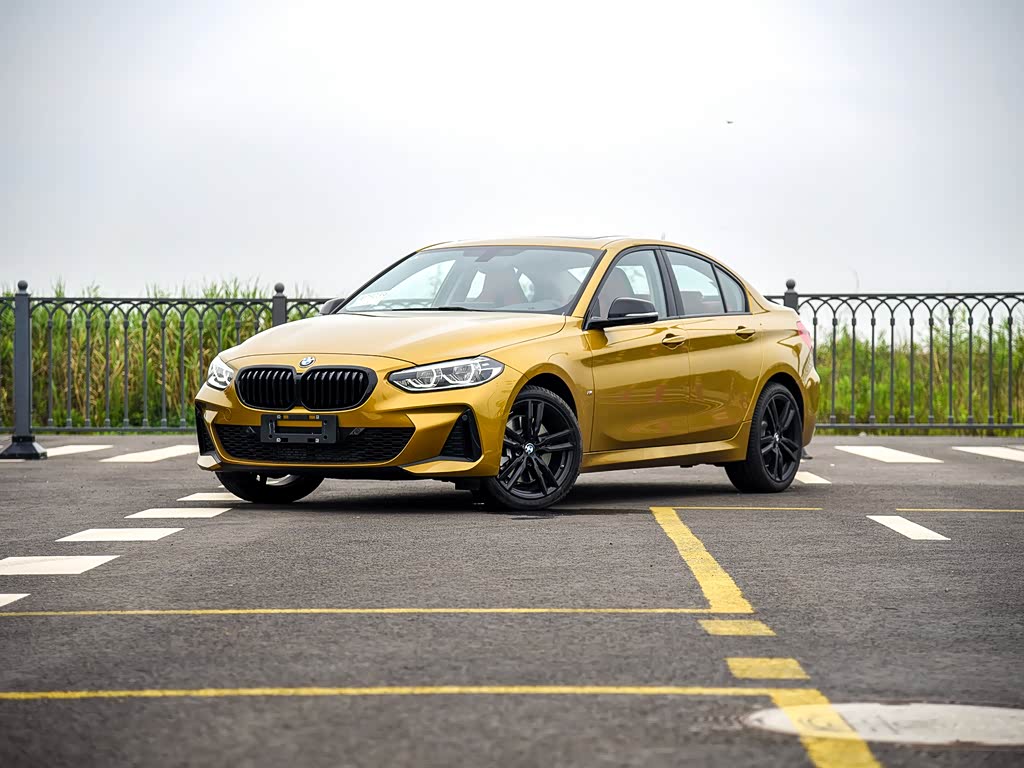 华晨宝马 宝马1系 2021款 改款 125i m运动曜夜版 曜目金 车身外观