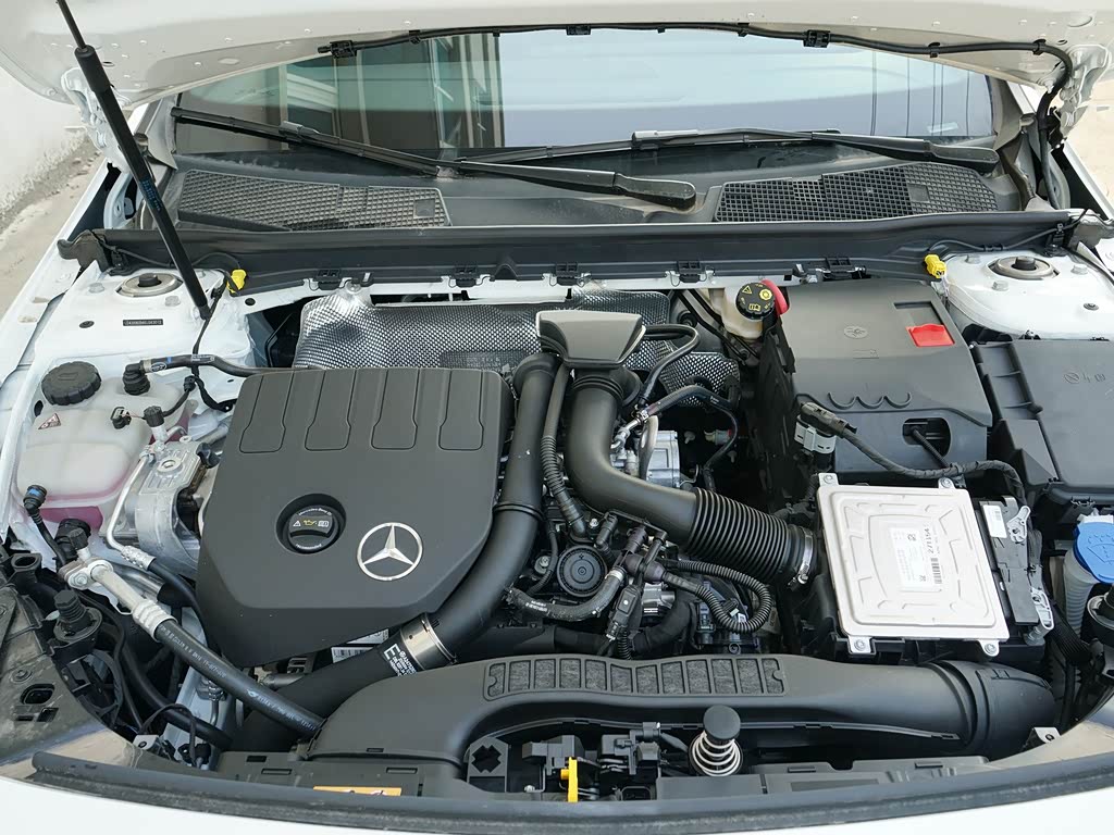 武汉恒信巨星奔驰>北京奔驰>奔驰a级>2020款a180l>北极白>其它细节>