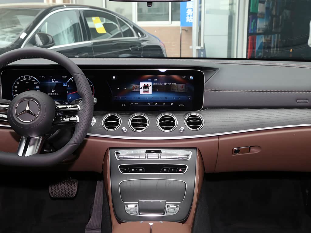 4s店>北京奔驰>奔驰e级>2022款改款e260l运动型>中控方向盘>2022款 改