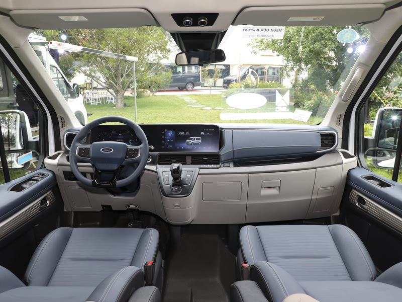 江铃福特 e全顺 2024款 客车精英款 长轴高顶 14-15座 100.96kwh