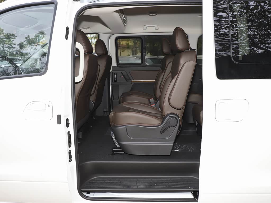 东风风行 菱智plus 2022款 旅行版 2.0l 手动豪华型 9座