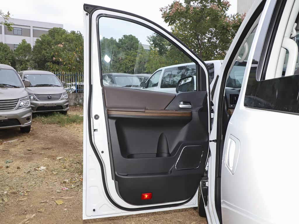 东风风行 菱智plus 2022款 旅行版 2.0l 手动豪华型 9座