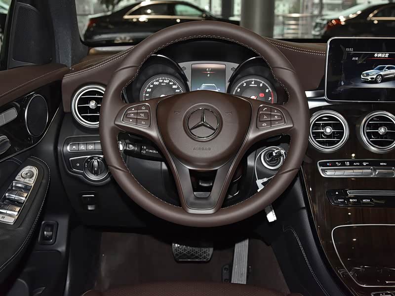 北京奔驰 奔驰glc 2018款 改款 glc 260 4matic 豪华型 中控方向盘