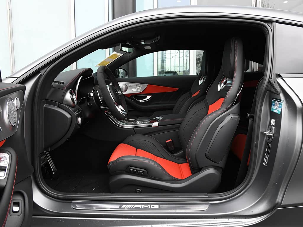 奔驰c级amg 2019款 amg c 63 s 轿跑车 黑色/辣椒红色 车厢座椅已经是