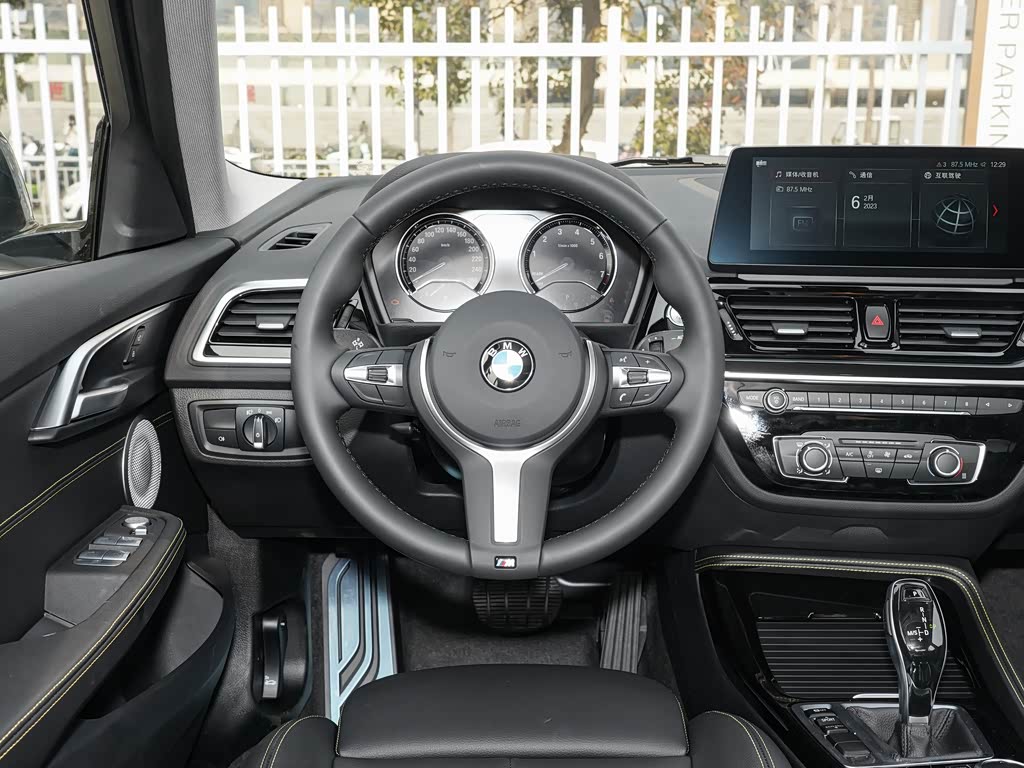 杭州宝信汽车>华晨宝马>宝马1系>2023款120im运动曜熠版>中控方向盘>
