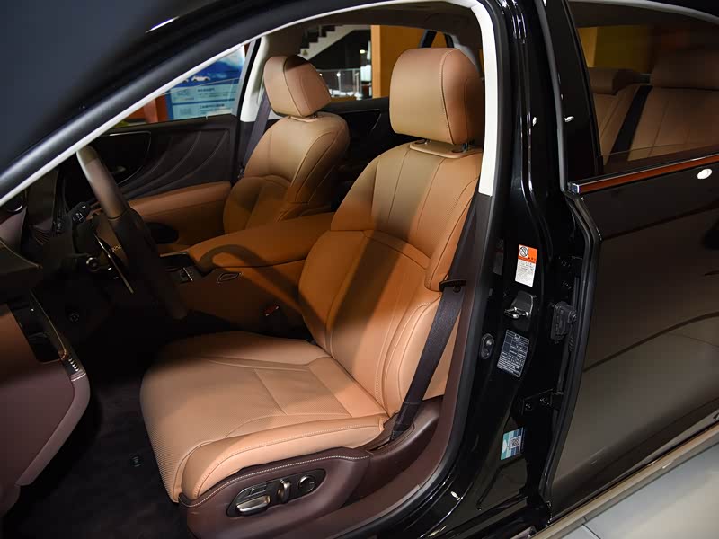 雷克萨斯 雷克萨斯ls 2020款 500h 卓越版 国vi 车厢座椅 已经是最后