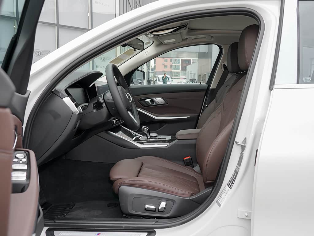 >宝马3系>2022款325lixdrivem运动套装>黑色/摩卡色>车厢座椅>2022款