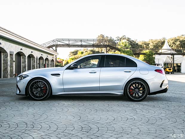 奔驰c级amg新能源售价119.18万起 可试驾