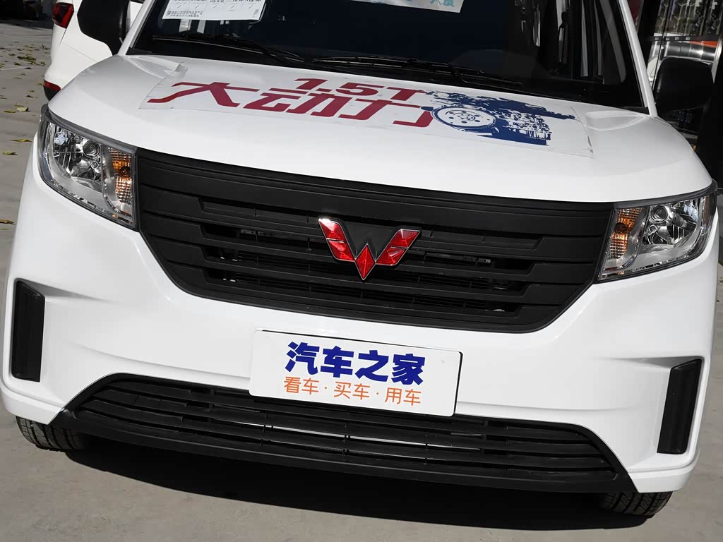 上汽通用五菱 五菱宏光plus 2019款 1.5t 手动标准型 7座