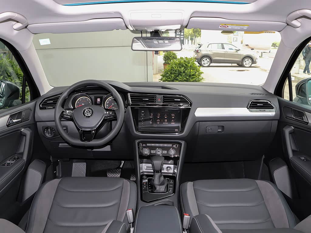 途观l 2019款 改款 330tsi 自动两驱全景舒适版 国vi 酷雅黑 中控方向