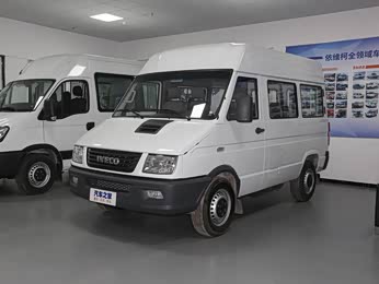 依维柯得意 2021款 2.5t a35 m1客车5-9座短轴中顶双胎手动门