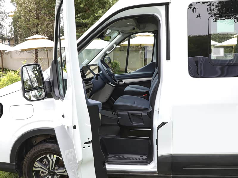 江铃福特 e全顺 2024款 客车精英款 长轴高顶 14-15座 100.96kwh