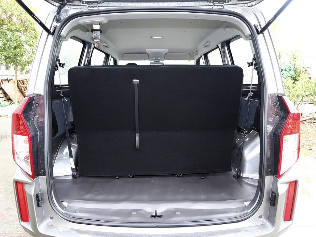 上汽通用五菱 五菱宏光plus 2020款 1.5l 手动标准型 7座