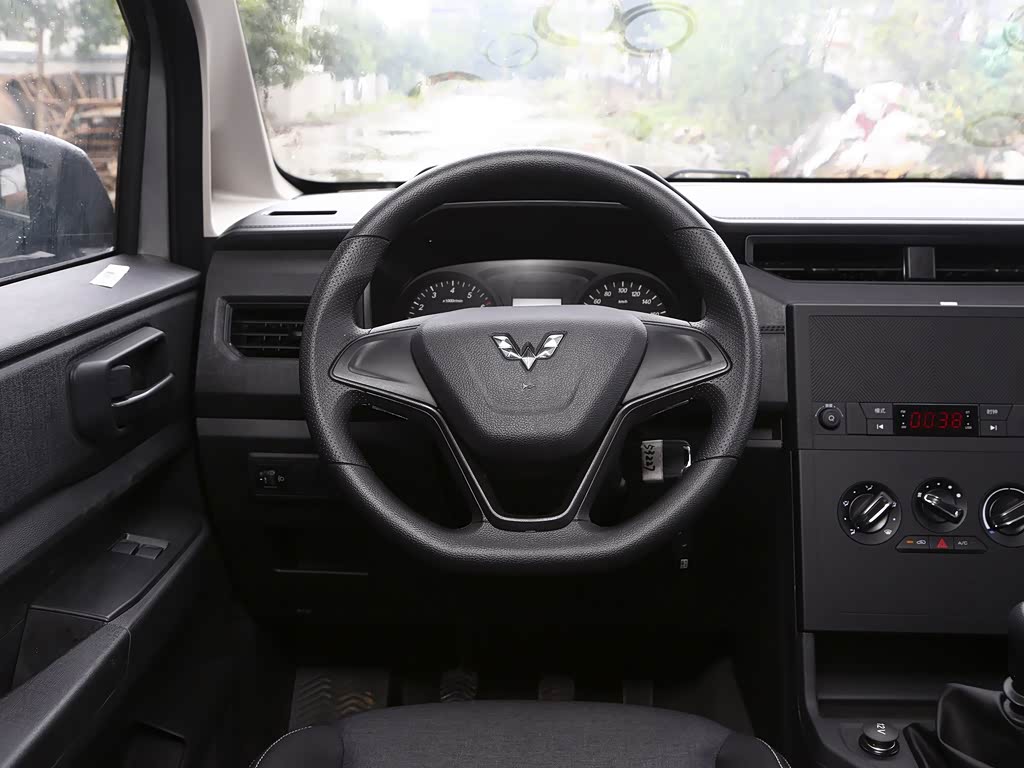 上汽通用五菱 五菱宏光plus 2020款 1.5l 手动标准型 7座