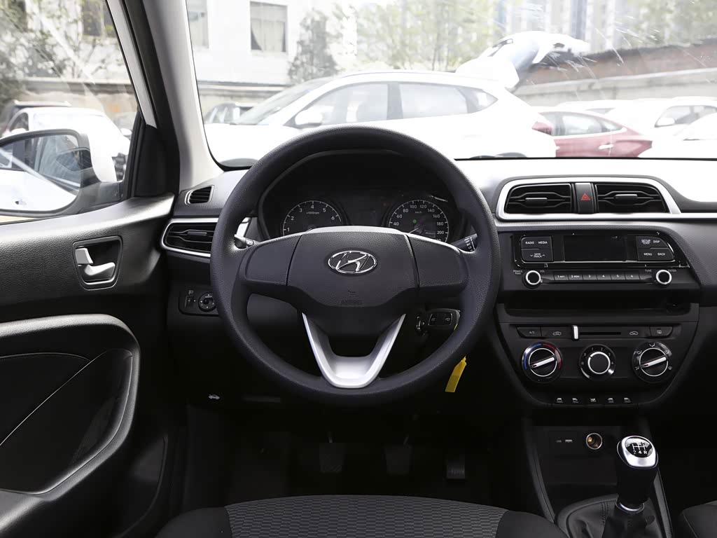 北京现代 瑞纳 2020款 1.4l 手动焕彩天窗版