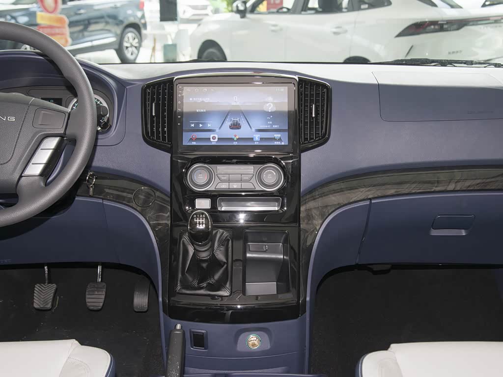 东风风行 菱智plus 2023款 2.0l 手动豪华型cng 7座