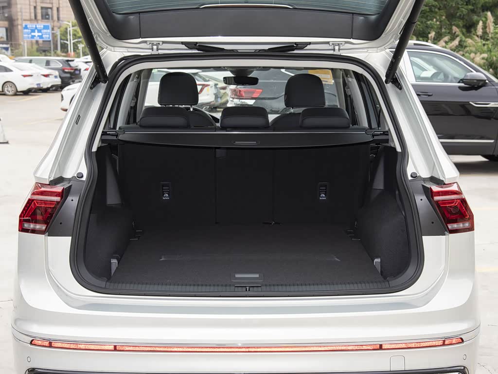 上汽大众 途观l 2023款 改款 330tsi 自动两驱r-line越享版