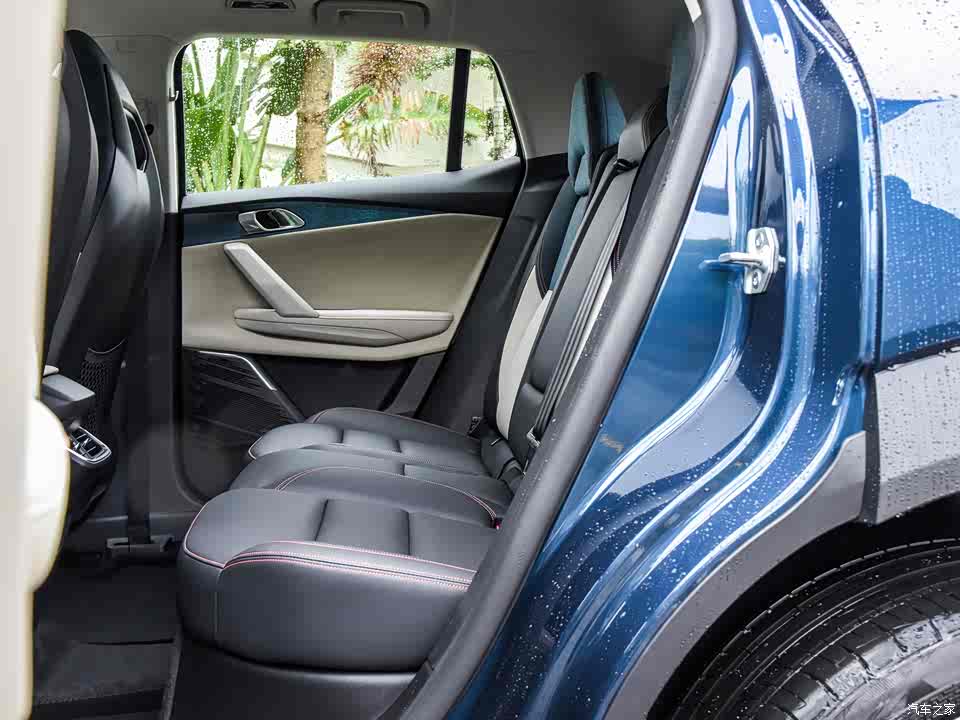 全新内饰设计引人注目 领克06抢先实拍