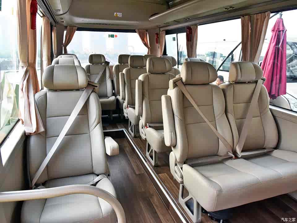 别以为小巴就无人问津这款17座小车也换了新造型啦