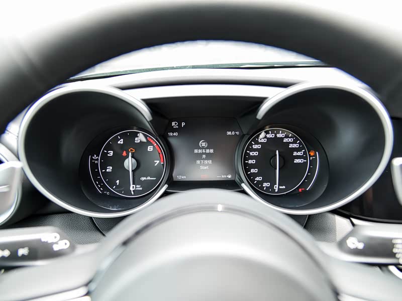 阿尔法·罗密欧 giulia 2020款 2.0t 280hp virtu限量版 中控方向盘