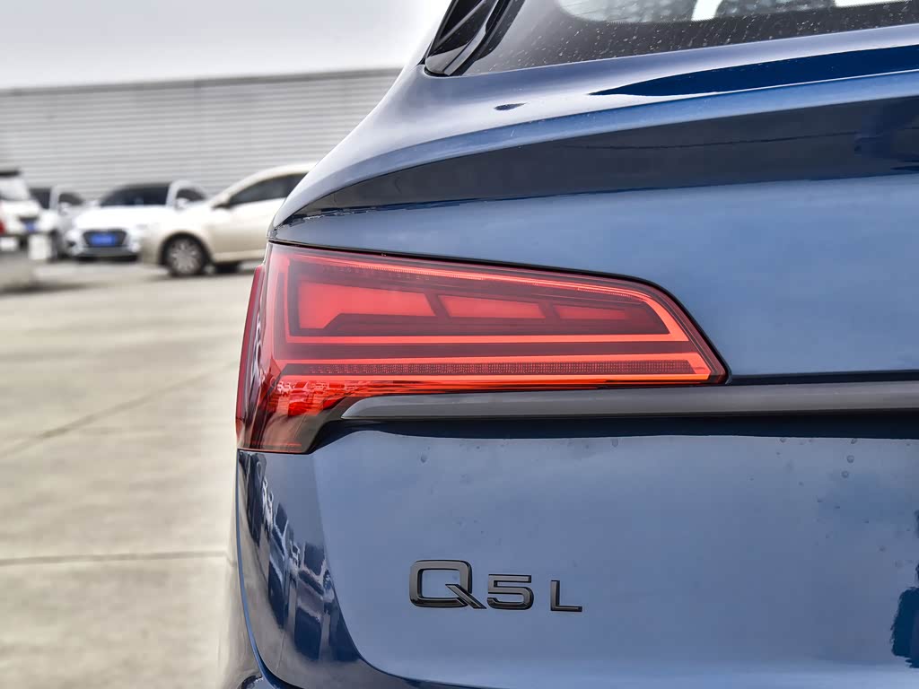奥迪>奥迪q5lsportback>2022款改款40tfsi时尚型>极光蓝>其它细节>