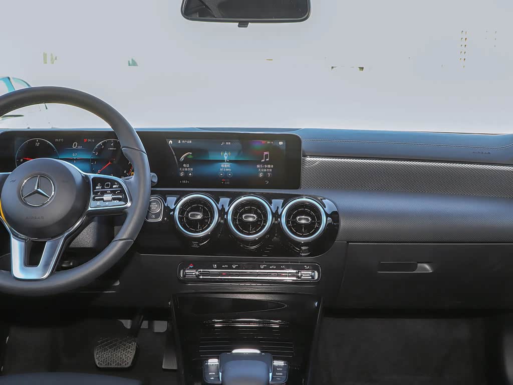辽宁之星奔驰中心店>北京奔驰>奔驰a级>2022款a180l运动轿车>中控方向