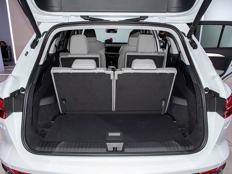 上汽奥迪 奥迪q5 e-tron 2022款 50 e-tron quattro 荣耀型 锦衣套装