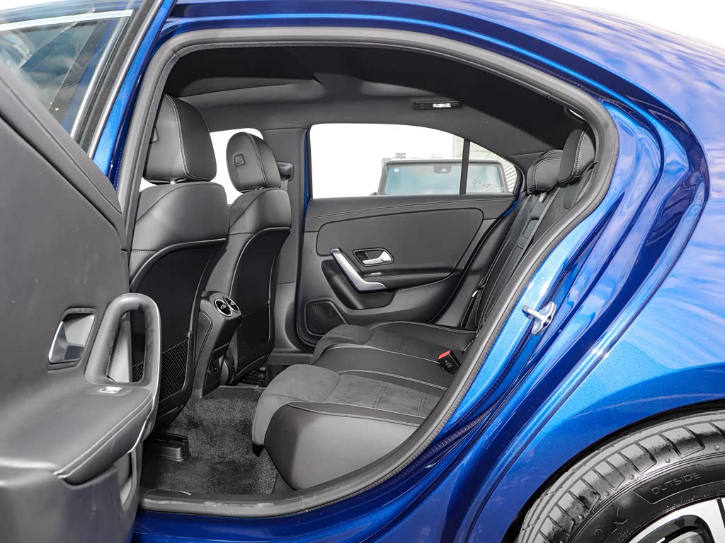 北京奔驰 奔驰a级 2022款 改款三 a 200 l 运动轿车时尚型