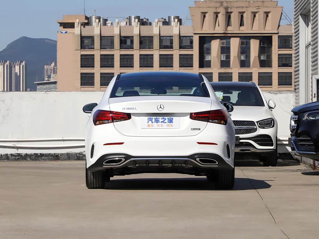 辽宁之星奔驰中心店>北京奔驰>奔驰a级>2022款a180l运动轿车>北极白>