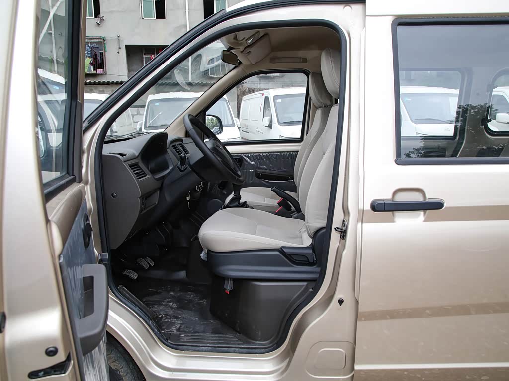 上汽通用五菱 五菱荣光s 2023款 1.5l 基本型 5/7座