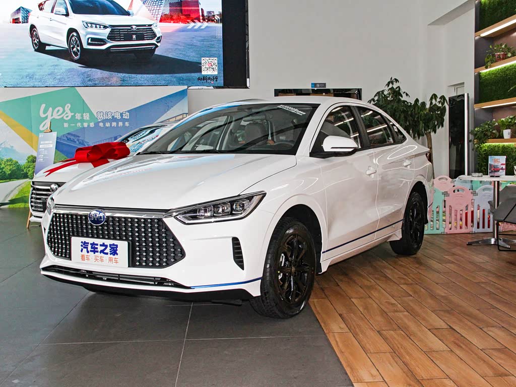 续航版豪华型>水晶白>车身外观>已经是最后一张,您还可以查看比亚迪e3