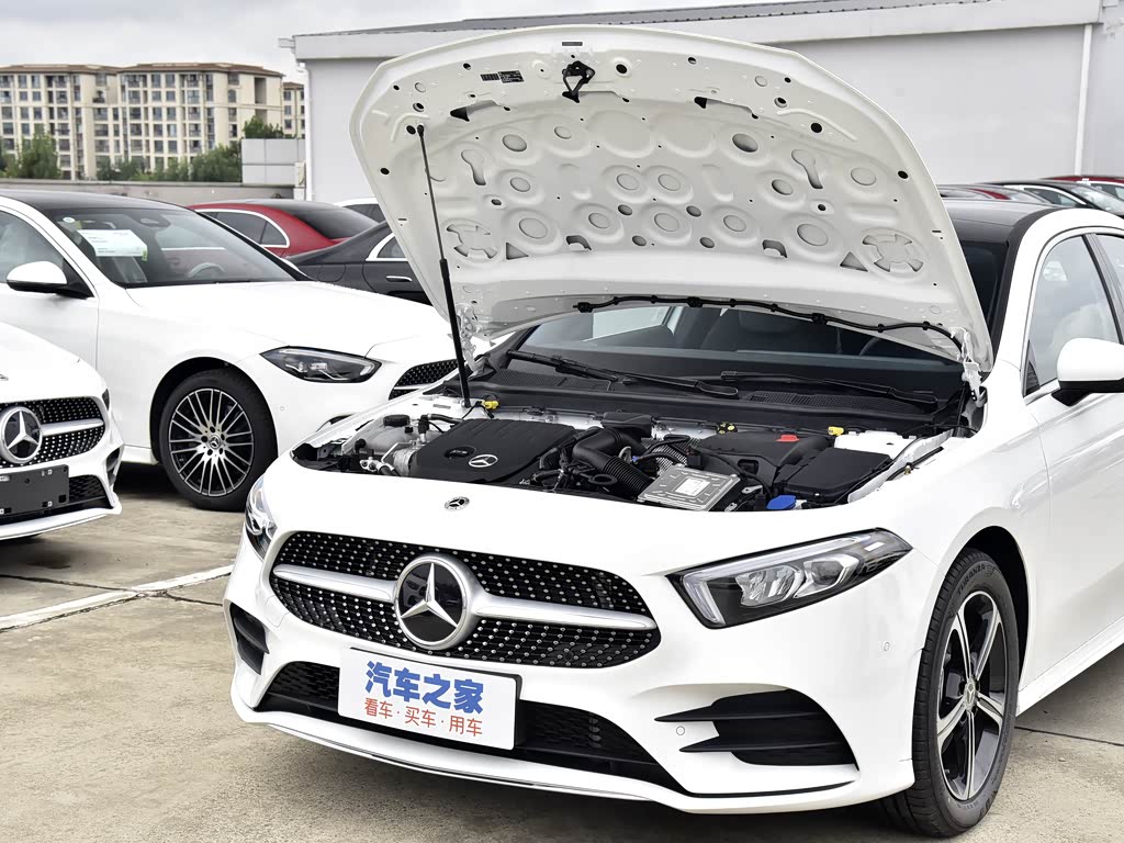 北京奔驰 奔驰a级 2022款 改款二 a 200 l 运动轿车时尚型