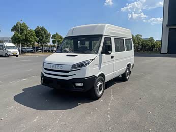 依维柯得意 2023款 2.5t v35厢式运输车短轴中顶单胎侧拉门2-3座